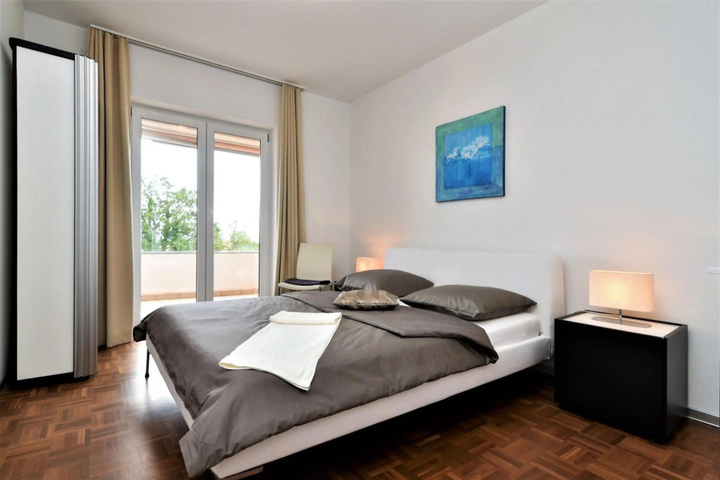 Room 4 of 16