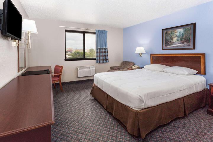 1 Queen Bed Accessible Room (6 of 18)