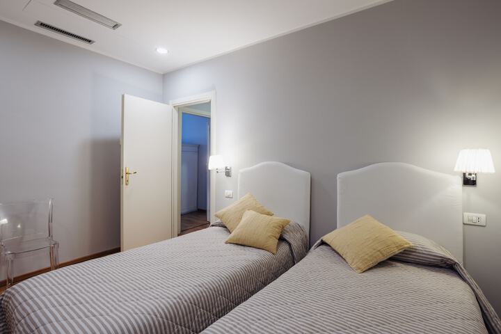 Room 52 of 179