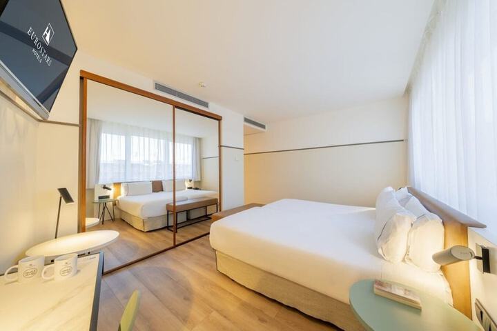 Room 25 of 83