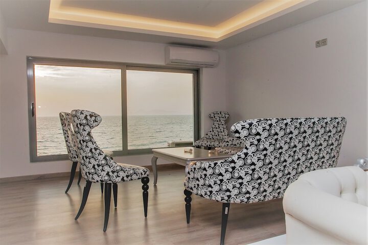 Lounge 16 of 37
