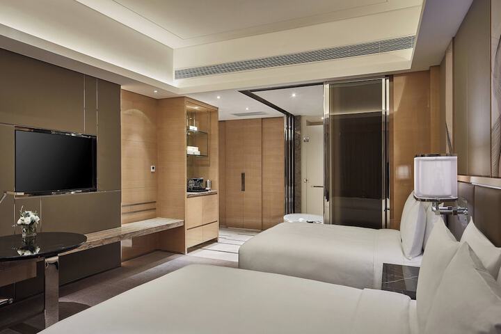 Room 15 of 94