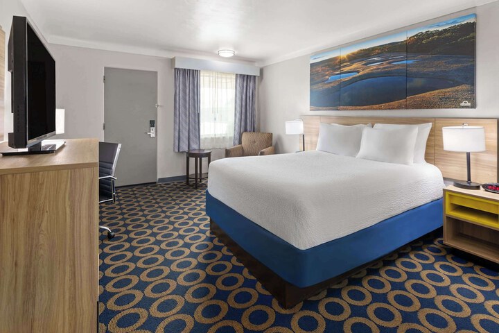 1 Queen Bed (13 of 14)