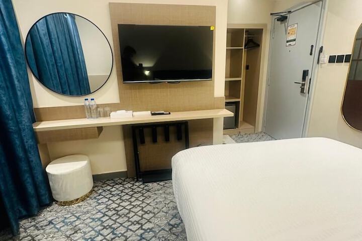 Room 4 of 33