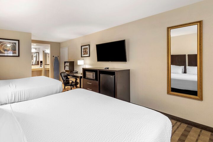 2 Queen Beds (2 of 8)