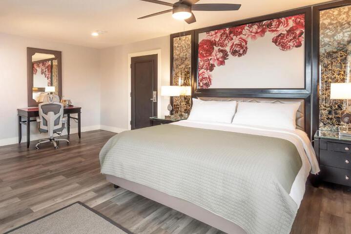 1 King Bed (4 of 22)