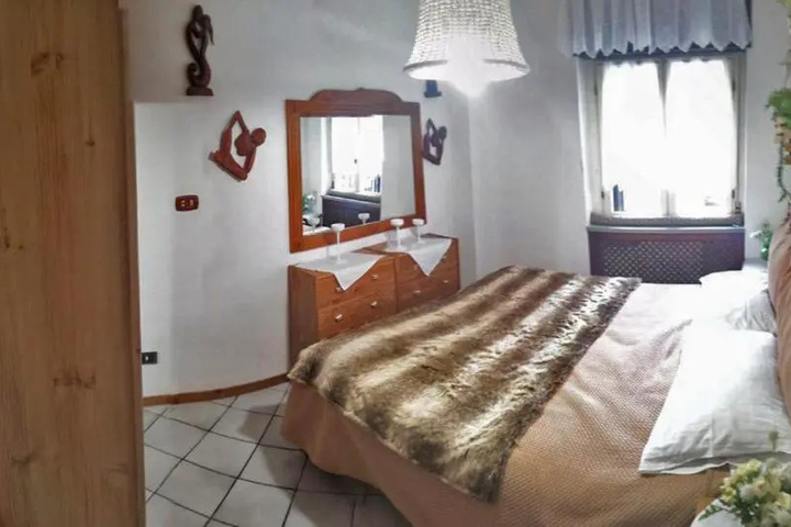 Room 4 of 12