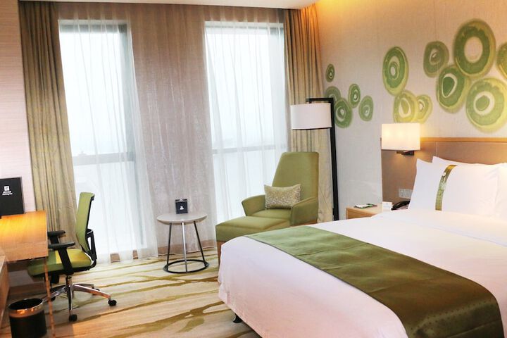 Room 3 of 92