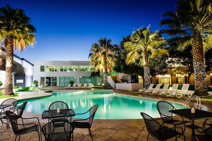 Hotel Pool