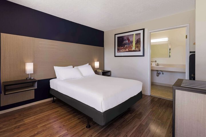 1 Queen Bed (13 of 17)