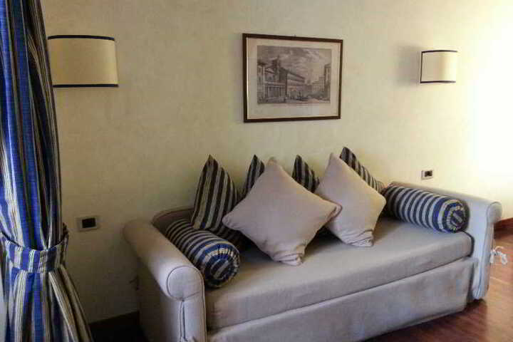 Room 4 of 10
