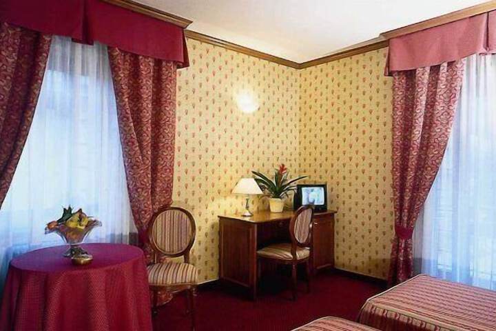 Room 4 of 18