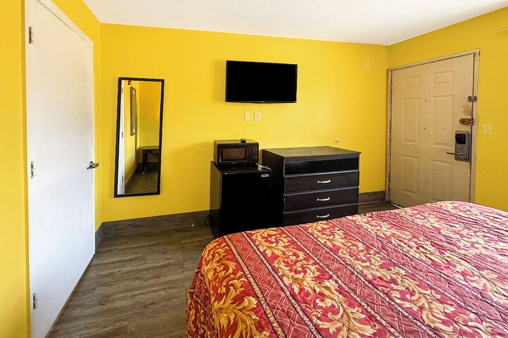 1 King Bed (2 of 9)
