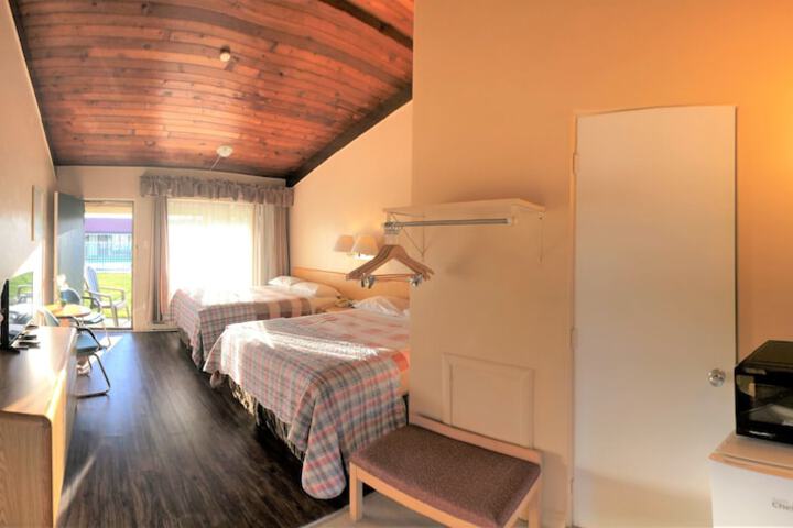 2 Double Beds Pool View (6 of 6)
