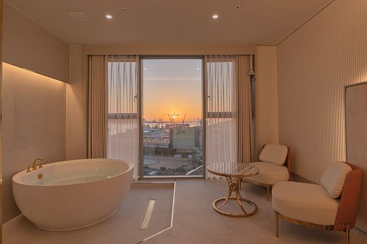 Room 32 of 53