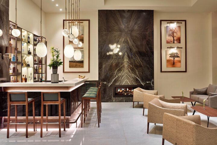 Lounge 51 of 110