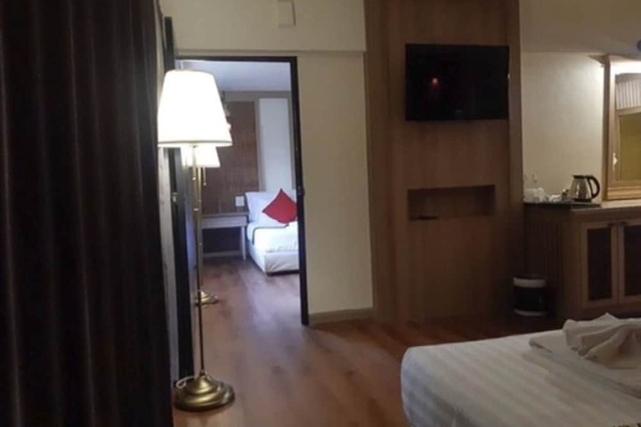 Room 35 of 143