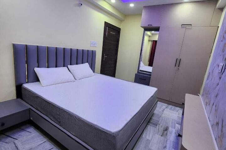 Room 4 of 12