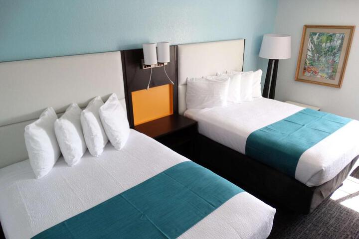 2 Queen Beds (12 of 13)