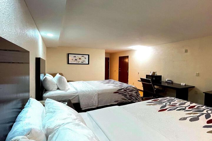 2 Queen Beds (9 of 10)