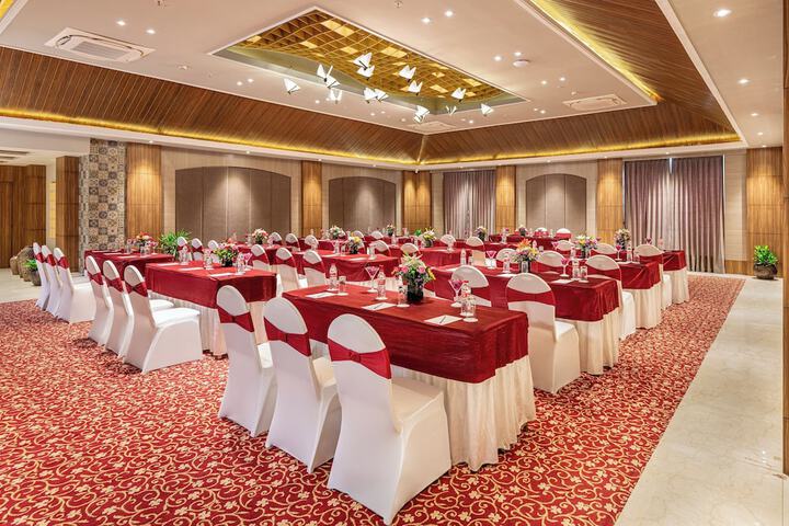 Ballroom/Hall 125 of 155