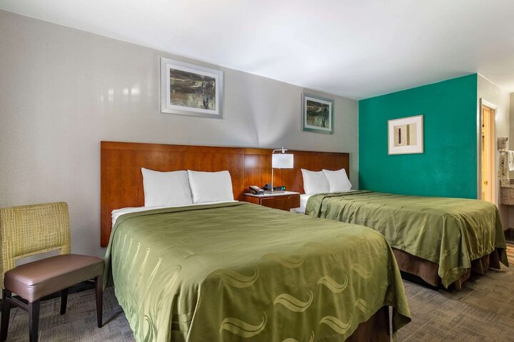 2 Double Beds (7 of 8)