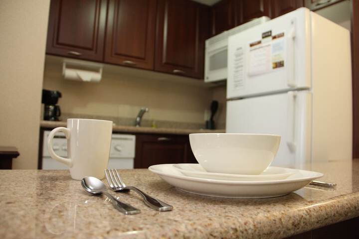 1 King Studio Suite Full Kitchen Jetted Tub Sofa Bed (2 of 18)