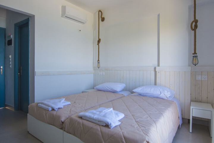 Room 12 of 79