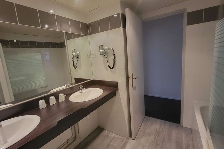 Room 16 of 39