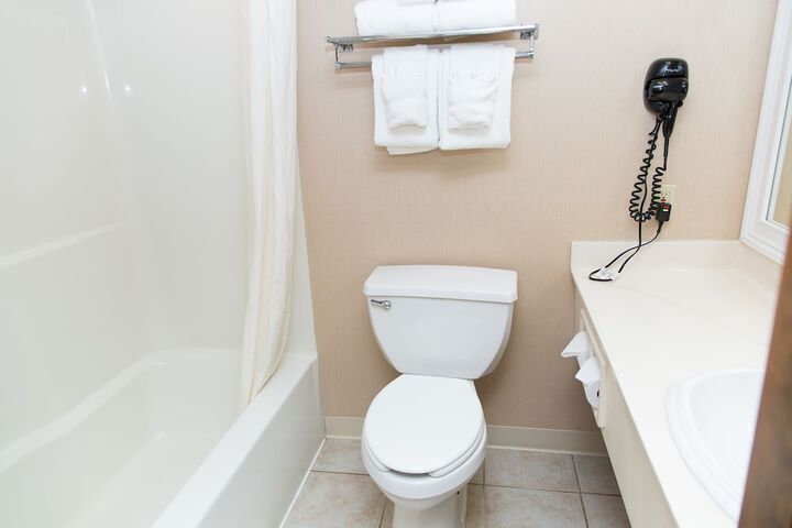 2 Queen Beds Refrigerator WiFi Continental Breakfast (3 of 7)