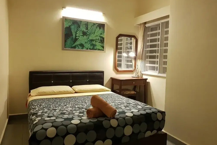 Room 5 of 12