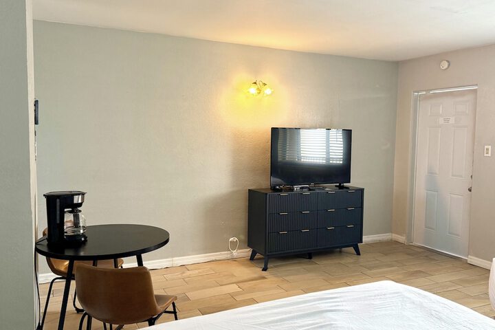 Room 33 of 62