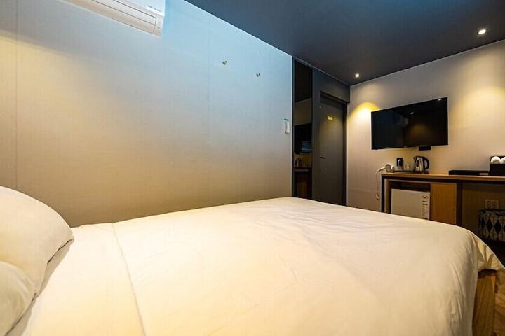 Room 5 of 65