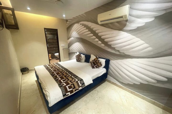 Room 7 of 18
