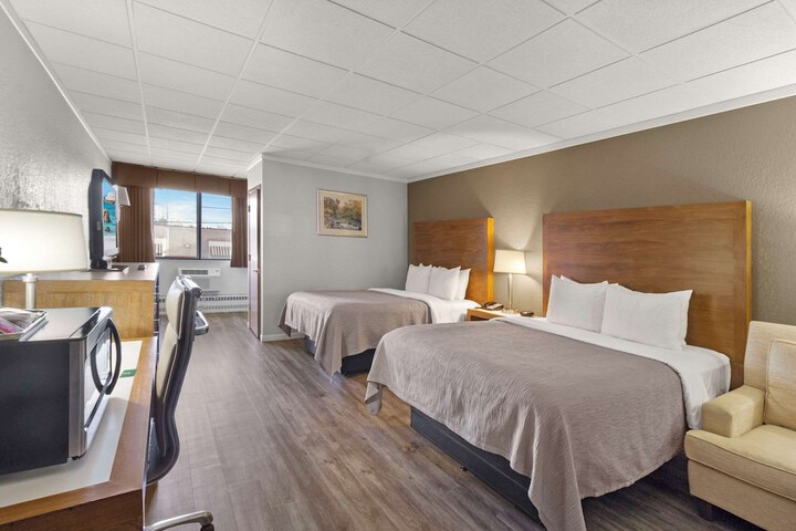 2 Queen Beds (8 of 18)