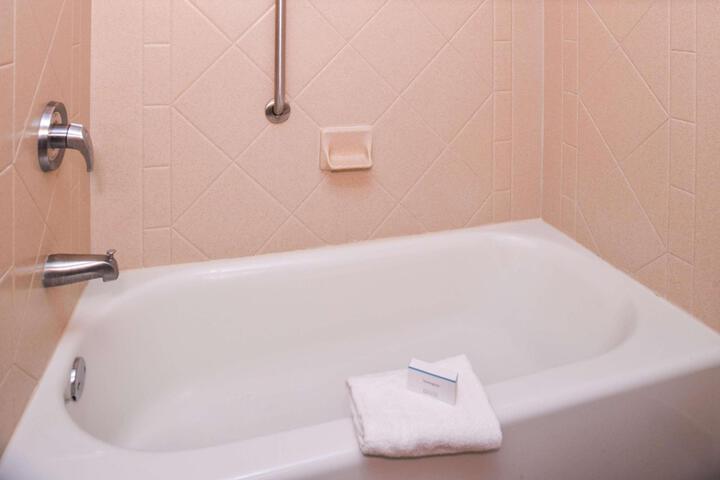 1 King Bed (2 of 18)