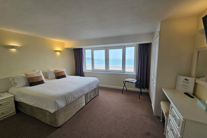 Room 2 of 40
