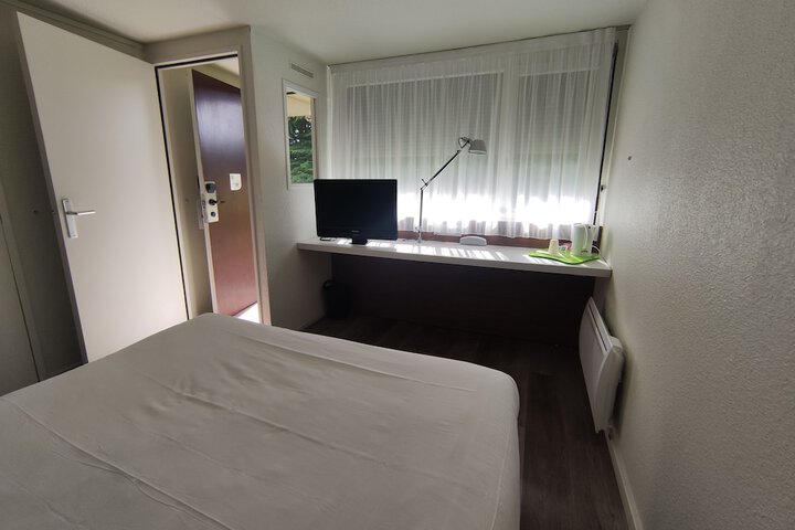Room 10 of 28