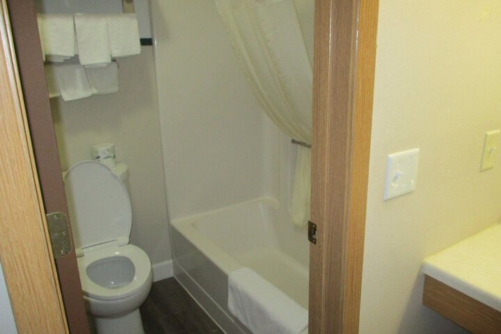 1 Queen Bed (22 of 26)