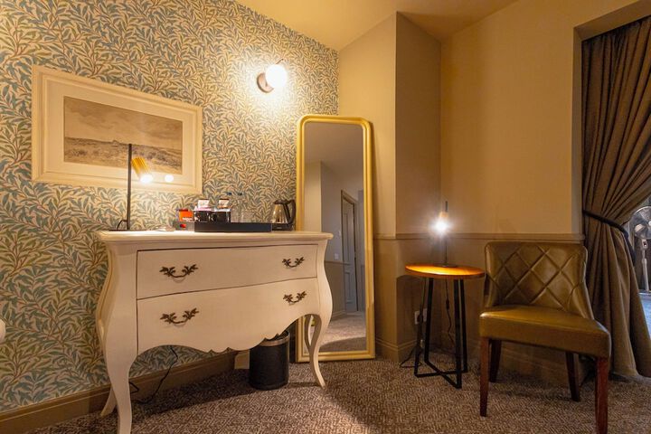 Room 11 of 36