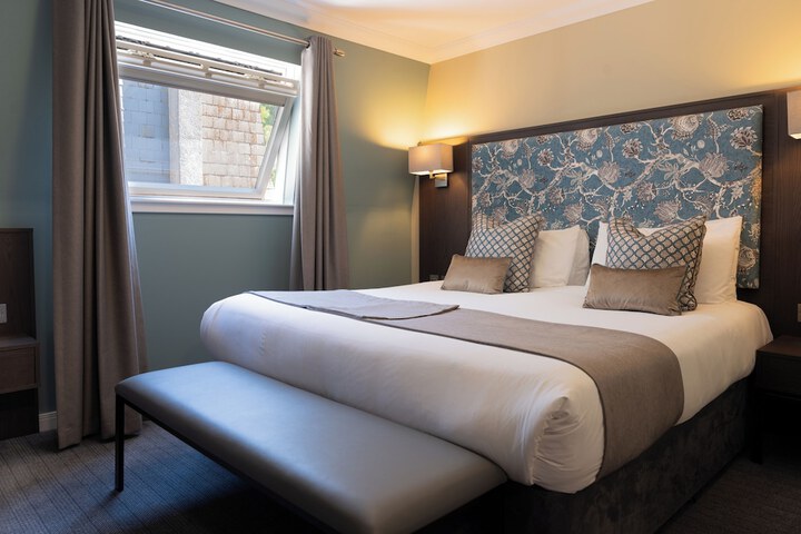 Room 10 of 38