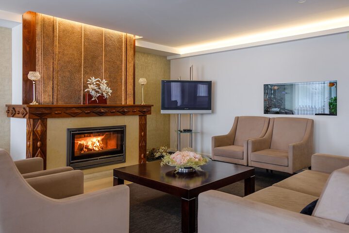 Lounge 49 of 53
