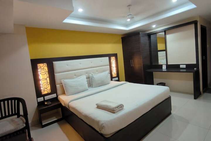 Room 5 of 11