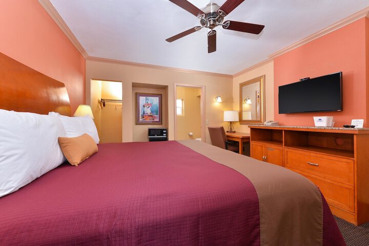1 Queen Bed (4 of 7)