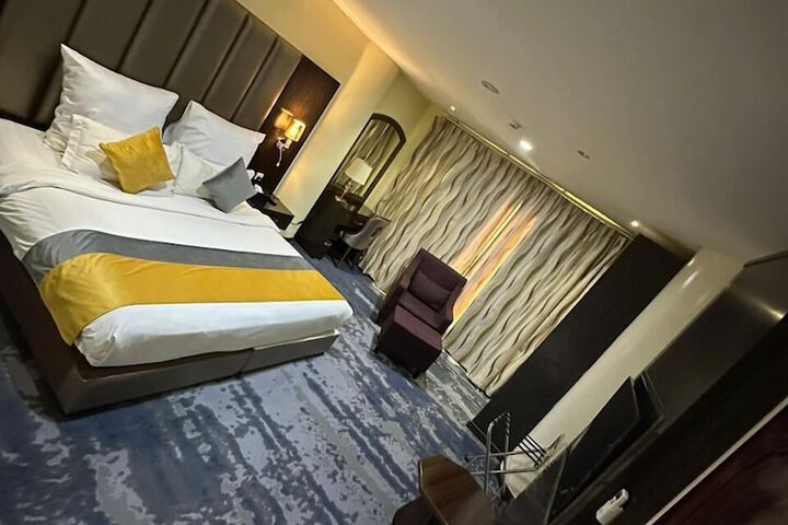 Room 10 of 26