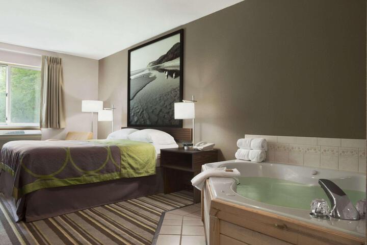 1 Queen Bed (13 of 17)