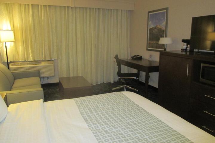 1 King Bed Microwave and Refrigerator Work Desk WiFi Full Breakfast (9 of 10)