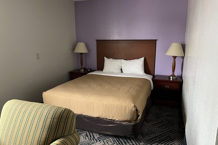 1 Queen Bed Mobility Accessible Roll in Shower (13 of 21)