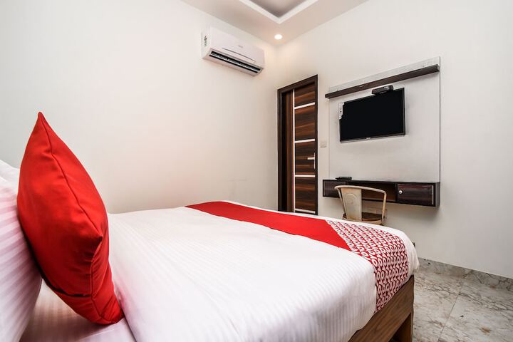 Room 8 of 18