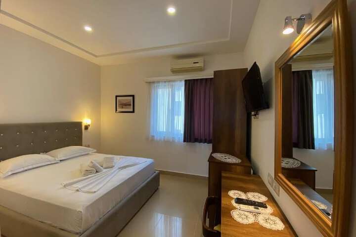 Room 3 of 114